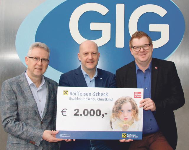 Harald Eder (l.) und Gerhard Haidinger (Mitte), Geschäftsführer der GIG Fassaden GmbH, bei der Scheckübergabe an BezirksRundschau-Geschäftsstellenleiter Roman Cserkits.