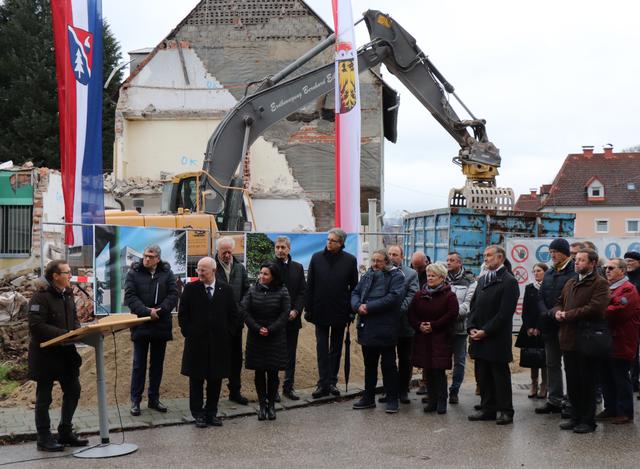 Ein Meilenstein für Lenzing: Zahlreiche Gäste kamen zur Spatenstichfeier für das neue Dienstleistungszentrum. | Foto: Alfred Jungwirth