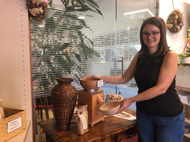 Daniela Mersnik in ihrem verpackungsfreien Laden "Le Naturel" in Eibiswald: Sie kennt sich nicht nur mit ihrer Getreidemühle aus, sondern auch mit Räucherwerk in sämtlichen Variationen.