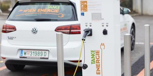 Volltanken in 15 Minuten kann man mit seinem E-Auto am Verteilerkreis. Favoriten hat zurzeit 15 E-Ladestationen. | Foto: Wien Energie/Ehm