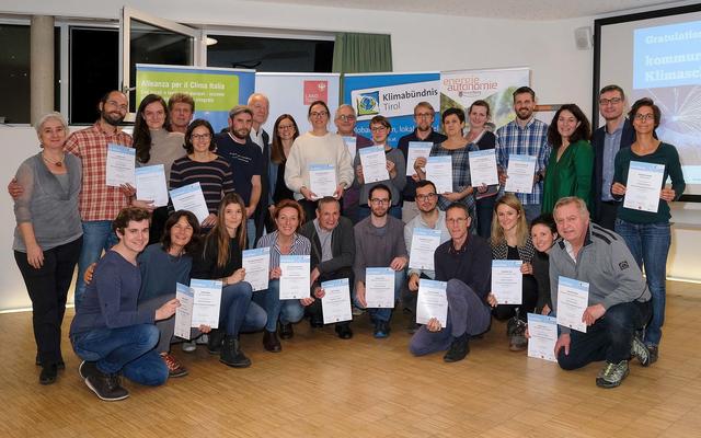 24 frischgebackene Klimaschutzbeauftragte für Tirol, Vorarlberg und Südtirol wurden von Klimabündnis-Obfrau LHStvin Ingrid Felipe und Klimabündnis-Geschäftsführer Andrä Stigger am Freitag ausgezeichnet.