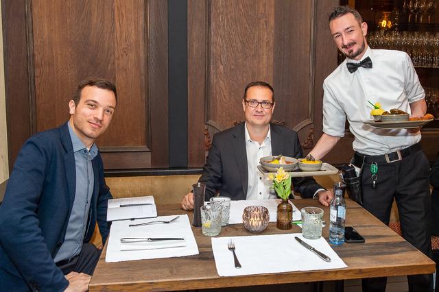 Im Landhauskeller bewirtete I. Blazevic (r.) C. Hofer (WOCHE, l.) und C. Ludwig von der SFG | Foto: Foto Jörgler