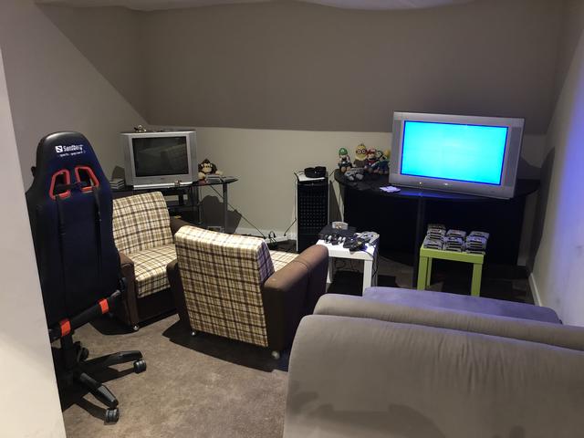 Im Retro-Bereich im WG-Wohnzimmer-Look gibt es alte Fernseher und Konsolen und sogar einen PC mit DOS-Games. | Foto: BRS/Diabl