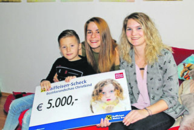 ENNS. In Enns fliegt das BezirksRundschau-Christkind in diesem Jahr für Pedro aus St. Valentin. Der Achtjährige ist Autist und spricht kaum. Durch die vielen Spenden sind bisher 5.000 Euro für die Familie zusammengekommen. | Foto: BezirksRundschau