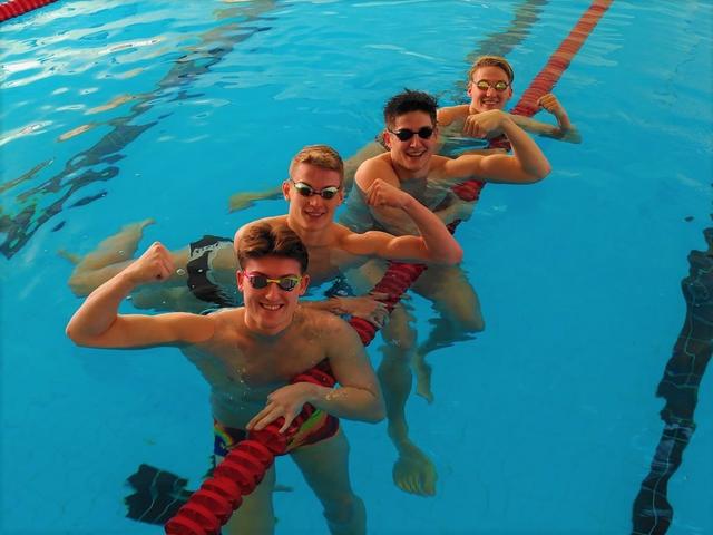 Die erfolgreiche 4 x 50 m Freistilstaffel, v. vorne nach hinten: Patrik Lenzeder, Yorik Anzengruber, Alexander Kliegel und Paul Part