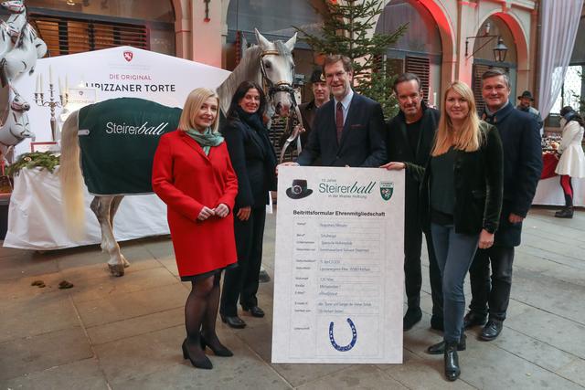 Ein Lipizzanerhengst als Ehrenmitglied der Verein der Steirer in Wien. | Foto: Verein der Steirer in Wien