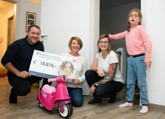 RIED. Die achtjährige Lena ist geistig auf dem Entwicklungsstand einer Eineinhalbjährigen. Das Sprechen und Greifen nach kleinen Gegenständen fällt ihr schwer. Die Leserinnen und Leser haben für die Familie Bachinger bisher fast 19.000 Euro gespendet. | Foto: BezirksRundschau