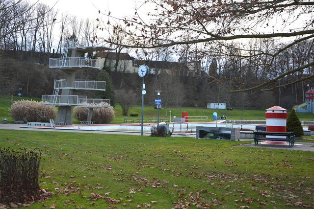 Menschenleer präsentiert sich aktuell das Freibad Fürstenfeld. Doch die Arbeiten gehen auch im Winter in Europas größtem Beckenbad nicht aus.