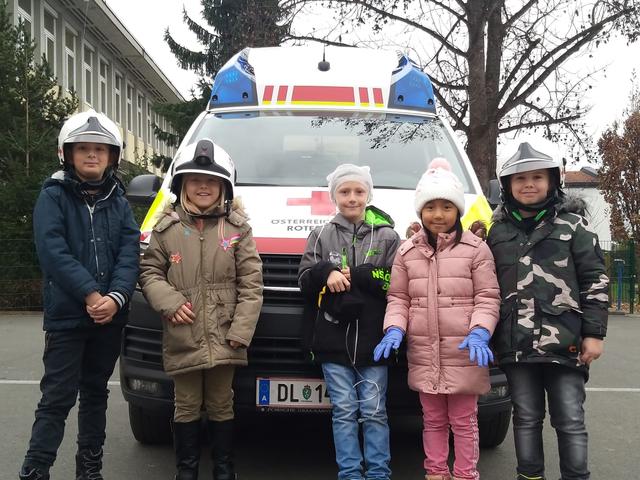 Die Kinder der dritten Klassen an der Volksschule Stainz waren begeistert vom Besuch der Rettungsdienstmannschaft vom Roten Kreuz. | Foto: Susanne Veronik