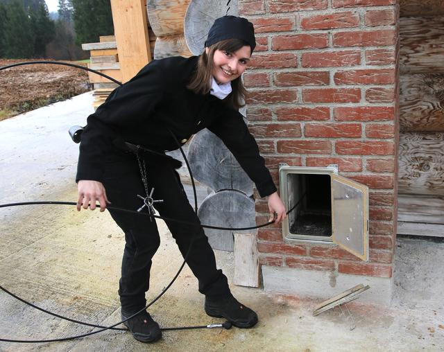 Veronika Schranzinger (20), Rauchfangkehrerin aus Aurach am Hongar, ist gerne als "Glücksbringerin" unterwegs. | Foto: Helmut Klein
