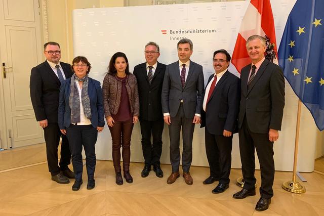 Markus Larndorfer, Andrea Wahl, Barbara Glück, Bgm. Christian Aufreiter, Innenminister Wolfgang Peschorn, Bgm. Erich Wahl, Sektionschef Hermann Feiner (rechts).