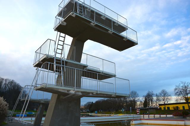 In Arbeit befindet sich der 10-Meter Springturm. Nach den Ausbesserungsarbeiten an der Fassade wartet das "Wahrzeichen" des Freibades aktuell auf seinen neuen Anstrich.