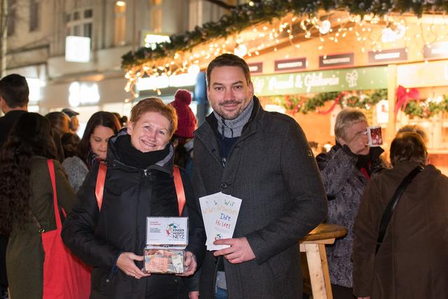 Frau Knapp vom Kinderhospiz Netz und Jörg Neumayer (SPÖ) freuten sich über die Spendenbereitschaft.