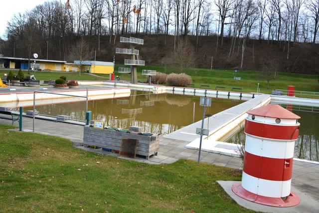 Im März machen sich die Mitarbeiter des Freibades gemeinsam mit der Stadtfeuerwehr daran, die Becken zu reinigen.