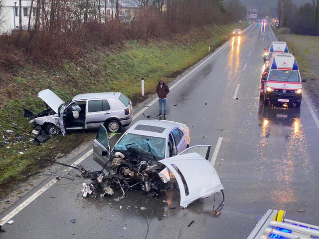 Ein Großaufgebot von drei Feuerwehren, Rettung, Notarzt sowie der Polizei standen mehrere Stunden im Einsatz. | Foto: Fotokerschi.at/Kerschbaummayr