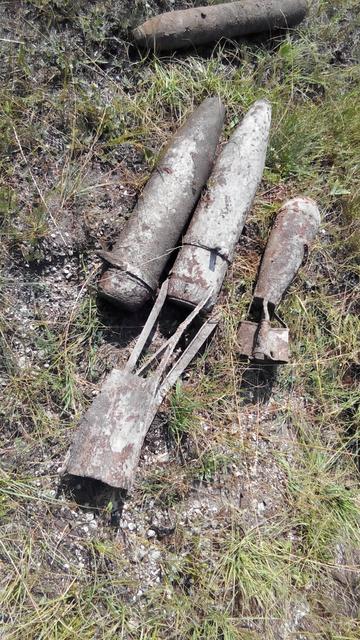 Artilleriegranaten die zu Behelfsbomben (WK II) umgebaut wurden, sowie eine Bombe aus der Zwischenkriegszeit