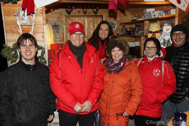 Am Standl des USV Eichgraben- Stefan Fennesz, Präsident des USV Franz Nemec mit Gattin Edith, Herta Schneider und Oliver Radinger. Im Stand Petra Nemec mit Punsch leckeren Crepes und den Oachkatzlschwoaf- warmer Likör mit Schlagobershaube im Waffelbecher.