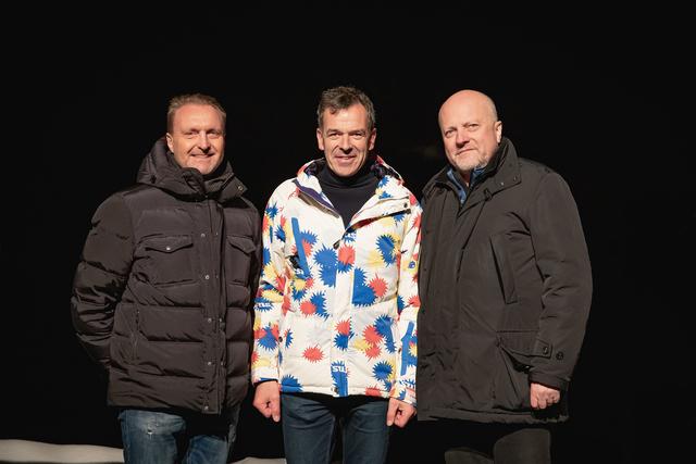 Gemeinsames „Stille Nacht“ auf der Seegrube: Thomas Schroll, Geschäftsführer der Innsbrucker Nordkettenbahnen, Georg Willi, Bürgermeister und Univ.-Prof. Dr. Dietmar Öfner-Velano | Foto: Fotos: inpublic