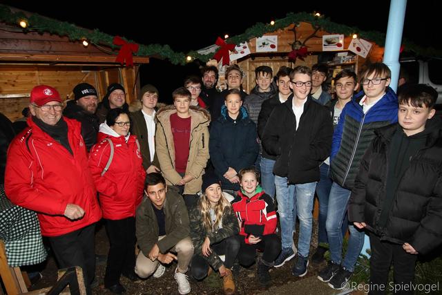 Fussball vereint: Präsident des USV Eichgraben Franz Nemec, USV Pressbaum- Trainer Roman Varga, Obmann Ing. Michael Schramek und Co Trainer Ing. Clemens Schneider mit den Spielern der U16. 