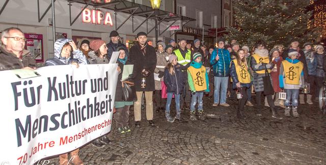 Lichterkette für Kultur und Menschlichkeit: Mit einer Kundgebung am Stadtplatz endete der Sternmarsch. | Foto: Josef Ramsl