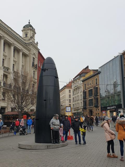 Astronomische Uhr - An der Bedeutung des modernen Kunstwerks scheiden sich die Geister, doch auf jeden Fall hat es Öffnungen, in die Passanten ihre Hände stecken. Immer morgens um 11 Uhr flitzt eine Kugel durch das schwarze Etwas und in einer der vielen Hände wird sie landen!