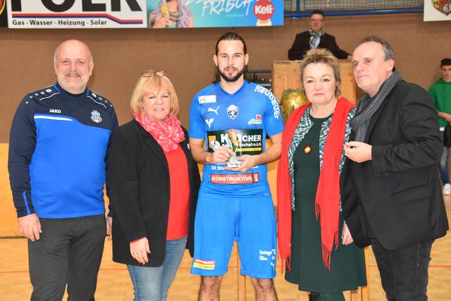 Thomas Herrklotz holte den Torjägerpokal: BFV-Vizepräs. Konrad Renner, Vizebgm. Ilse Frühwirth, Bgm. Renate Habetler und SVO-Präs. Gerhard Horn gratulierten.