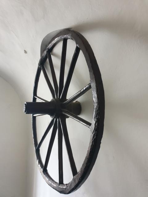 das Rad an der Wand – angeblich das Ergebnis einer Wette. Ein Zimmermann sollte bis zwölf Uhr mittags ohne einen einzigen Nagel ein Rad bauen und es anschließend 50 Kilometer nach Brünn rollen. Eine Legende besagt, dass Jiři Birk aus Lednice am 14. Mai 1636 dieser gewiefte Handwerker gewesen sei