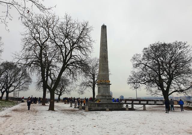 Obelisk im Denis-Park - Der mährische Statthalter Graf Mitrovsky hatte sich im Jahre 1814 um die Gründung des städtischen Denis-Parks verdient gemacht. Aus Dankbarkeit für das Ende des Krieges wurde hier im Jahr 1818 feierlich ein Obelisk aufgestellt. Er hat die Form einer vierseitigen Pyramide und jede Ecke wird von vier vergoldeten Löwen bewacht.