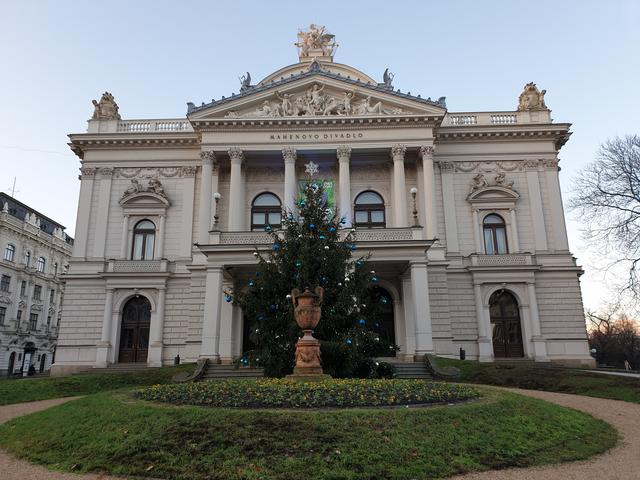 Mahen-Theater - Das Theater wurde in den Jahren 1881-1882 auf der Stelle der ehemaligen Stadtmauern von Brno gebaut. Das Gebäude des Theaters ist eine Kombination von Neorenaissance, Neobarock unf Neoklassizismus, es haben Ferdinand Fellner und Hermann Hellner projektiert. Die Stirnwand ist mit toskanischen und korintischen Säulen, reichen Plastiken dekoriert und in ihrer Mitte befindet sich die Statue des griechischen Gotts Dionysos, dessen Wagen die Löwen und Panther ziehen. 
Es war das erste Theater in Europa, das mit der elektrischen Glühbirnenbeleuchtung ausgestattet war. Die Elektroinstalation hat Thomas Alva Edison projektiert.