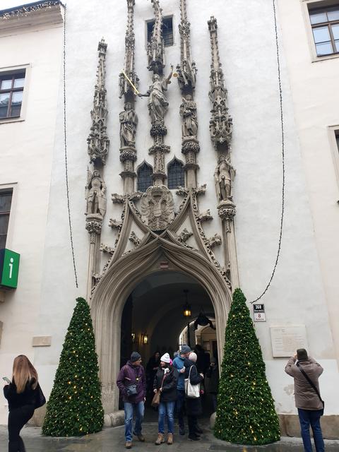 das Alte Rathaus - das spätgotische Portal, das reich architektonisch und figural von Antonín Pilgram um das Jahr 1510