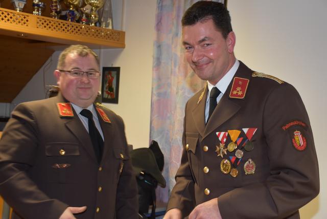 Die beiden Kommandanten: Johannes Haider, FF Riedersdorf, Josef Kastenhofer, FF Pabneukirchen. | Foto: Zinterhof