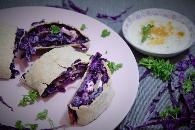 Herzhafter Blaukrautstrudel mit orientalischem Dip