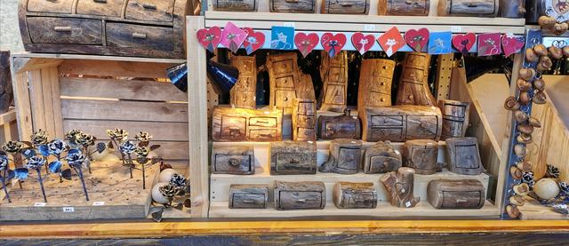 Holz, gut verarbeitet.
