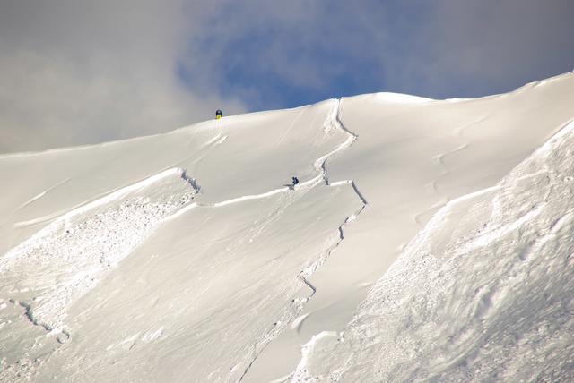 Am 26. Dezember 2019, gegen 12.30 Uhr löste sich im Bereich der sog. „Palinwiese“ im Gemeindegebiet von Ischgl unterhalb des „Legitzer“, auf 2340m, eine Schneebrettlawine.  | Foto: Alessandro Zappalorto/Shutterstock.com – Symbolbild