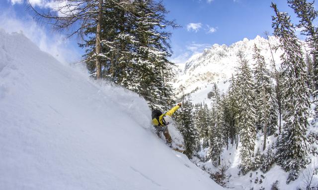 Am 26. Dezember kam es im Skigebiet Fendels zu einem Alpinen Notfall als ein 32jähriger bei einem Sturz im Tiefschnee seinen Ski verlor. | Foto: Matthias Leinich - Symbolbild