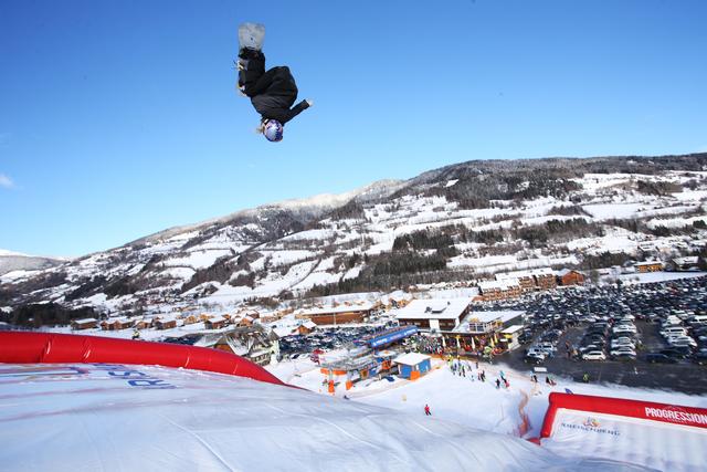 Anna Gasser beim Lande-Airbag am Kreischberg. | Foto: GEPA pictures