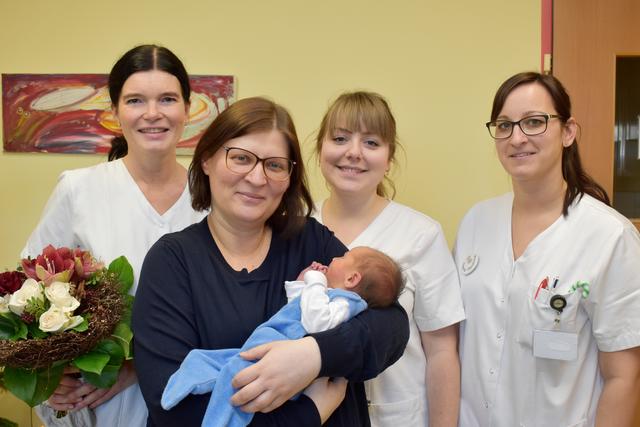 STL Hebamme Ursula Eckhardt, MSc, Juliane Oberhofer mit Paul, Hebamme Eugenie Huber, BSc und DGKP für Kinder- und Jugendlichenpflege Beatrice Bachmaier