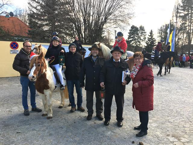 Bürgermeisterin Josefa Geiger (1.v.r.) bedankte sich mit einem neuen Heimatbuch Sieghartskirchen bei Johann Tringl (2.v.r.), der vor 26 Jahren gemeinsam mit Oberst Friedrich Schuster die Idee zur Verteilung des Friedenslichtes mit Reiter und Gespannen in der Marktgemeinde Sieghartskirchen entwickelt hat.
 | Foto: Marktgemeinde Sieghartskirchen