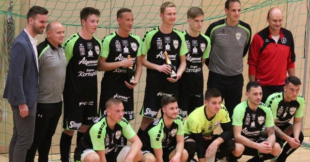 Hagenbergs neuer Bürgermeister David Bergsmann (li.) mit dem Siegerteam aus Pregarten.