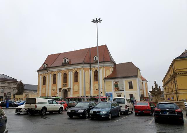 Regionalmuseum (ehem. Clarakirche) und Tritonenbrunnen am Platz der Republik