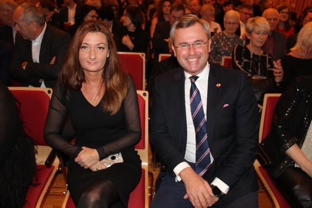 FPÖ-Bundesparteiobmann Norbert Hofer und Gattin Verena Hofer beim traditionellen Neujahrskonzert vom Symphonieorchester der Wiener Volksoper.