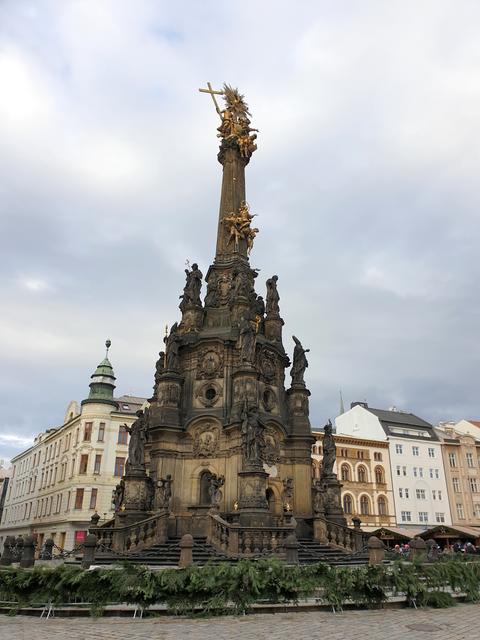 Dreifaltigkeitssäule (Pestsäule), Barockbau, 35 m hoch mit einer Kapelle, errichtet 1716 bis 1754, seit 2000 als UNESCO-Welterbe geschützt