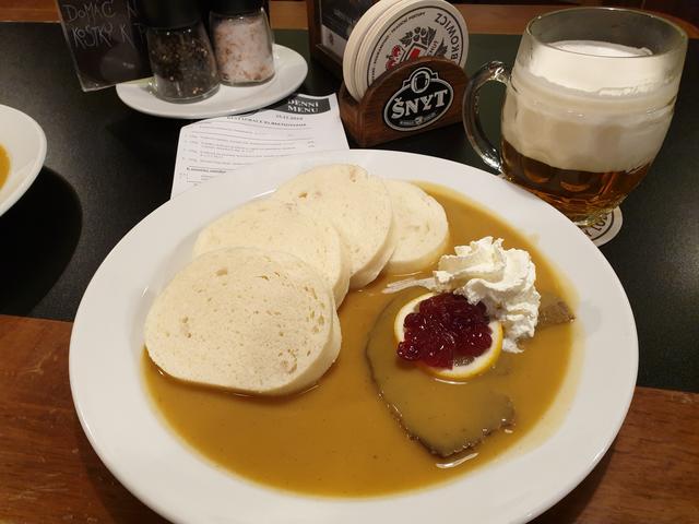 Svíčková ist ein traditionelles Gericht der böhmischen Küche. Traditionell wird Rinderfilet verwendet, heute jedoch meistens anderes Bratenfleisch vom Rind. Die spezielle sämige Sauce wird aus gemeinsam mit dem Fleisch geschmortem Gemüse zubereitet.