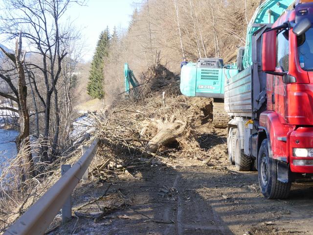 Aufräumarbeiten auf der B97 am Sonntag. | Foto: Horn