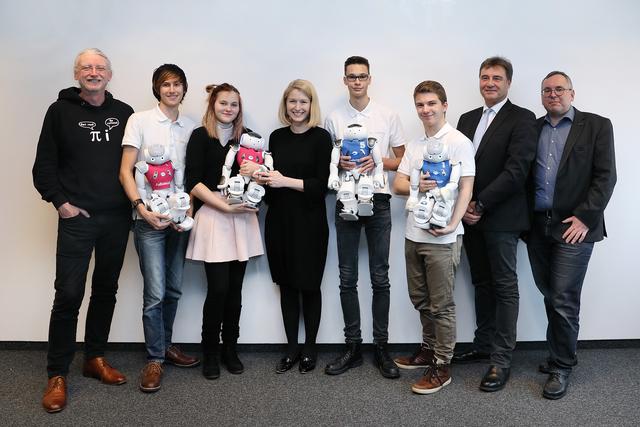 Peter Bauer, Erik Mayrhofer, Vanessa Primetzhofer, LH-Stv. Christine Haberlander, Christoph Knoll, Marc Kruiß, Richard Kainerstorfer, Hans Chr. Hammer (v. l. n. r.).