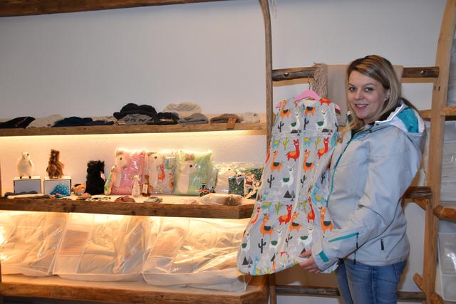 Vom Baby-Schlafanzug über Mützen, Socken und Schals bis hin zu Bettdecken bietet Renate Mader ein breites Sortiment an. | Foto: Kainz