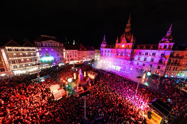 Der Hauptplatz in Graz ist an Silvester bis auf den letzten Platz gefüllt.