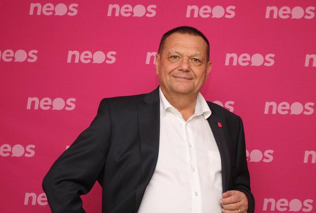 Für NEOS-Spitzenkandidat Eduard Posch ist die Aussage im Radiospot, wonach der Landeshauptmann direkt gewählt werden kann, demokratiepolitisch bedenklich. | Foto: NEOS