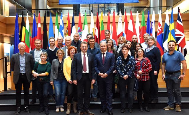 Die Vertreter der Stadtgemeinde Bad Ischl mit den Abgeordneten des Eurpopäischen Parlaments (vorne von links nach rechts) Hannes Heide und Andreas Schieder.
 | Foto: Oskar C. Neubauer