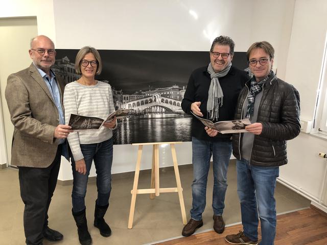 Auch Rolf und Silvia Brand (v.l.) und Herbert Blüml (r.) statteten Franz Baldauf (2.v.r.) einen Besuch in der Nadelburg-Galerie ab. | Foto: Zezula